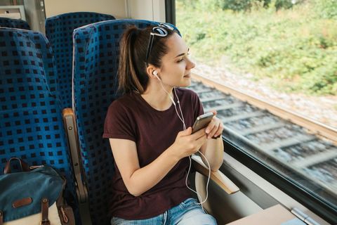 Frau sitzt im Zug