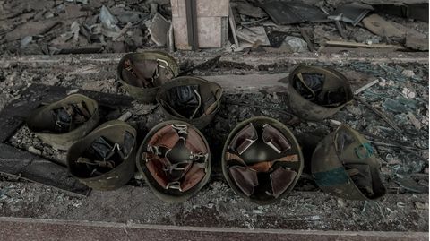 Die Helme russischer Soldaten liegen in Cherson, Ukraine