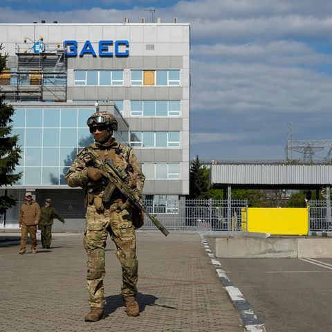 Ein russischer Soldat marschiert vor dem Atomkraftwerk Saporischschja in der Ukraine