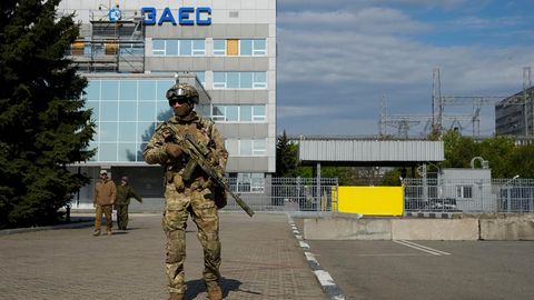 Ein russischer Soldat marschiert vor dem Atomkraftwerk Saporischschja in der Ukraine