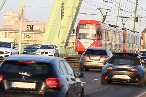 Deutschlandticket: Eine Straßenbahn und Autos auf einer Brücke