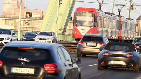 Deutschlandticket: Eine Straßenbahn und Autos auf einer Brücke