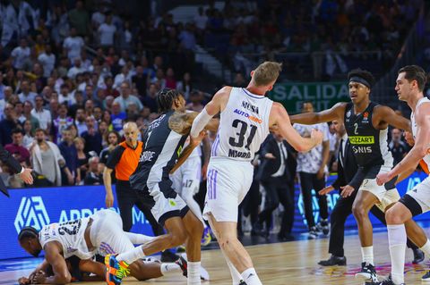 Boxen statt Basketball: Belgrad-Profi Kevin Punter verpasst Real Madrids Dzanan Musa einen rechten Haken