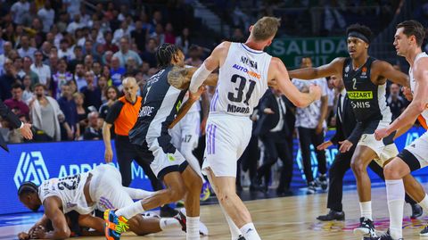 Boxen statt Basketball: Belgrad-Profi Kevin Punter verpasst Real Madrids Dzanan Musa einen rechten Haken