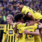 Die Spieler von Borussia Dortmund stehen in einer Jubeltraube zusammen, nachdem einer von ihnen ein Tor geschossen hat