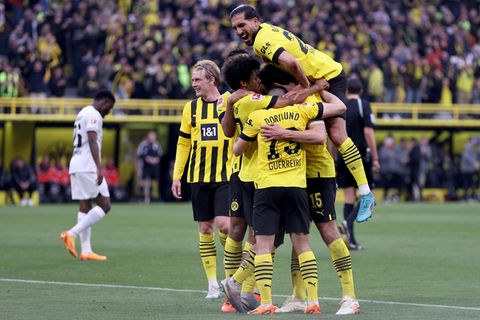Die Spieler von Borussia Dortmund stehen in einer Jubeltraube zusammen, nachdem einer von ihnen ein Tor geschossen hat