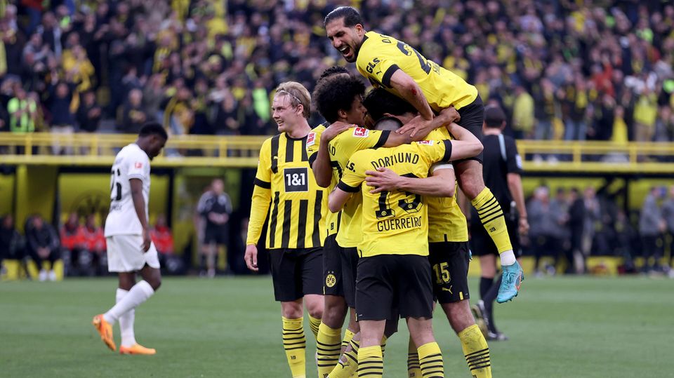 Die Spieler von Borussia Dortmund stehen in einer Jubeltraube zusammen, nachdem einer von ihnen ein Tor geschossen hat