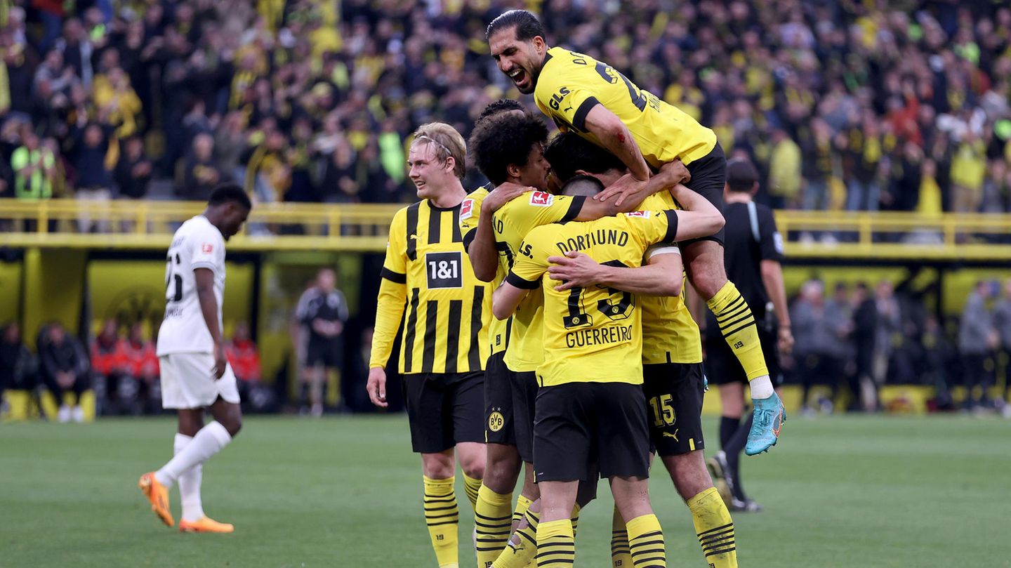 Borussia Dortmund Die Spieler von Borussia Dortmund stehen in einer Jubeltraube zusammen, nachdem einer von ihnen ein Tor geschossen hat