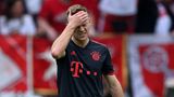 Josua Kimmich vom FC Bayern München schlägt sich frustriert die rechte Hand vor die Stirn