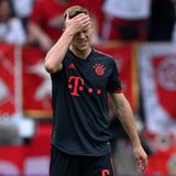 Josua Kimmich vom FC Bayern München schlägt sich frustriert die rechte Hand vor die Stirn