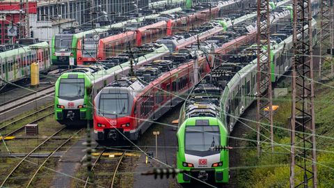 Züge parken während des Streiks vor dem Hauptbahnhof Essen