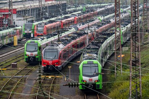 Züge parken während des Streiks vor dem Hauptbahnhof Essen