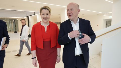 Kai Wegner (CDU), Berlins neuer Regierender Bürgermeister, und seine Amtsvorgängerin Franziska Giffey (SPD) 