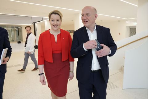 Kai Wegner (CDU), Berlins neuer Regierender Bürgermeister, und seine Amtsvorgängerin Franziska Giffey (SPD) 