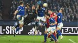 Tabellenplatz: 17  Aussicht: ganz düster   Restprogramm:  Werder Bremen (H), 1. FSV Mainz 05 (A), Bayern München (H), Eintracht Frankfurt (A), RB Leipzig (A)  Ausgangsposition: Aufgrund des Restprogramms ist der Klassenerhalt schwer zu schaffen. Die Frage ist auch: Wie soll das überhaupt möglich sein? Schalke stand seit dem 10. Spieltag entweder auf dem vorletzten oder dem letzten Tabellenplatz. Der Trainerwechsel von Frank Kramer zu Thomas Reis hat zwar den Totalabsturz verhindert, aber tabellarisch gar nichts gebracht. Ein Sieg im nächsten Spiel gegen Werder Bremen könnte noch einmal einen Schub auslösen. Verrmutlich sind die Königsblauen längst zu einer Fahrstuhlmannschahft mutiert, die sich abwechselnd in der 1. und 2. Liga aufhält.