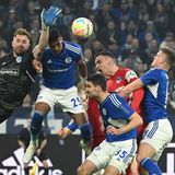 Tabellenplatz: 17  Aussicht: ganz düster   Restprogramm:  Werder Bremen (H), 1. FSV Mainz 05 (A), Bayern München (H), Eintracht Frankfurt (A), RB Leipzig (A)  Ausgangsposition: Aufgrund des Restprogramms ist der Klassenerhalt schwer zu schaffen. Die Frage ist auch: Wie soll das überhaupt möglich sein? Schalke stand seit dem 10. Spieltag entweder auf dem vorletzten oder dem letzten Tabellenplatz. Der Trainerwechsel von Frank Kramer zu Thomas Reis hat zwar den Totalabsturz verhindert, aber tabellarisch gar nichts gebracht. Ein Sieg im nächsten Spiel gegen Werder Bremen könnte noch einmal einen Schub auslösen. Verrmutlich sind die Königsblauen längst zu einer Fahrstuhlmannschahft mutiert, die sich abwechselnd in der 1. und 2. Liga aufhält.