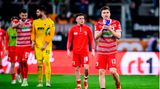 Spieler des FC Augsburg gehen nach Abpfiff über den Platz und applaudieren den Fans