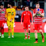 Spieler des FC Augsburg gehen nach Abpfiff über den Platz und applaudieren den Fans
