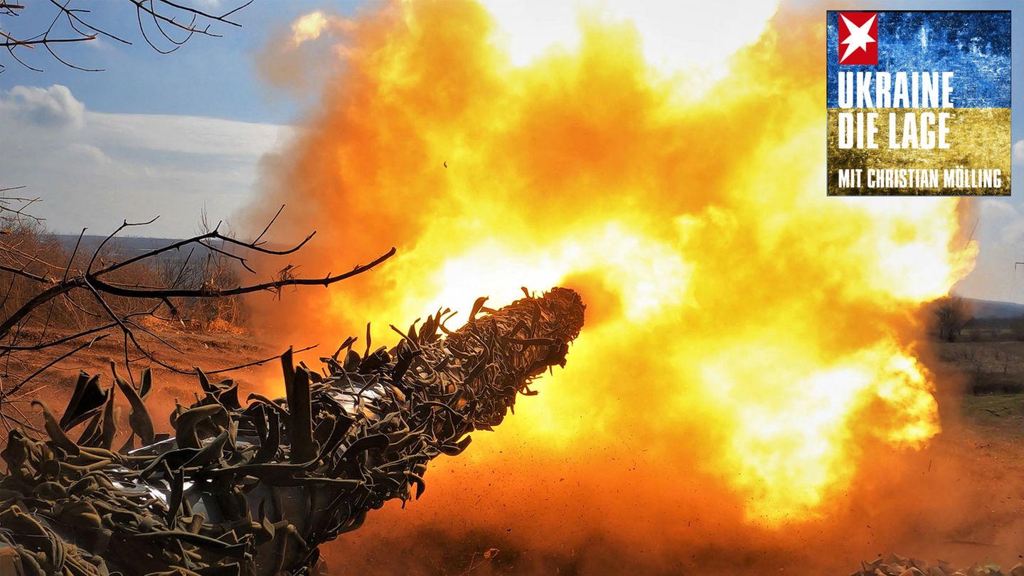 Ein ukrainischer T-72-Panzer feuert auf russische Stellungen