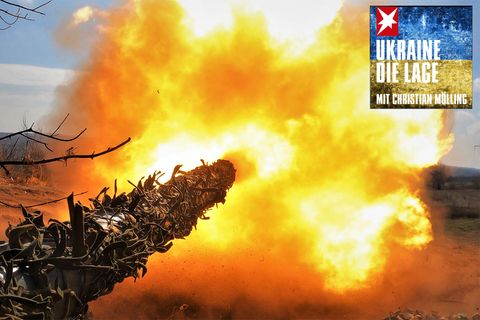 Ein ukrainischer T-72-Panzer feuert auf russische Stellungen