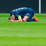 Anthony Losilla vom VfL Bochum kniet zusammengekauert auf dem Rasen