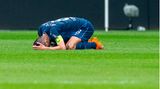 Anthony Losilla vom VfL Bochum kniet zusammengekauert auf dem Rasen