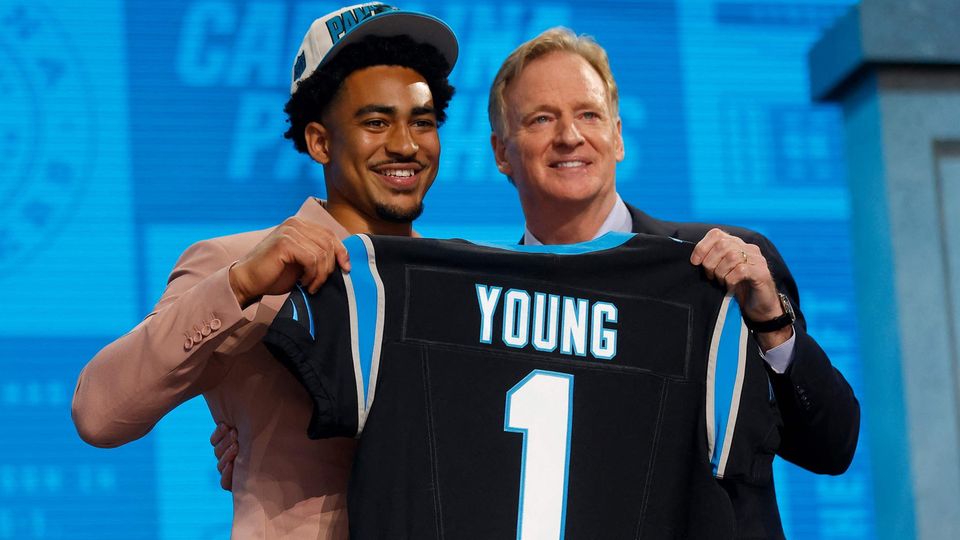 Bryce Young und NFL Commissioner Roger Goodell beim Draft 2023