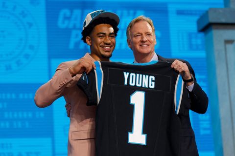 Bryce Young und NFL Commissioner Roger Goodell beim Draft 2023