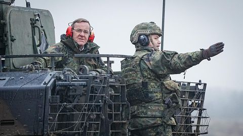 Sein erster Besuch bei der Truppe am 26. Januar führte den Verteidigungsminister, hier zu sehen in einem "Puma"-Schützenpanzer, auf den Truppenübungsplatz Altengrabow in Möckern (Sachsen-Anhalt)
