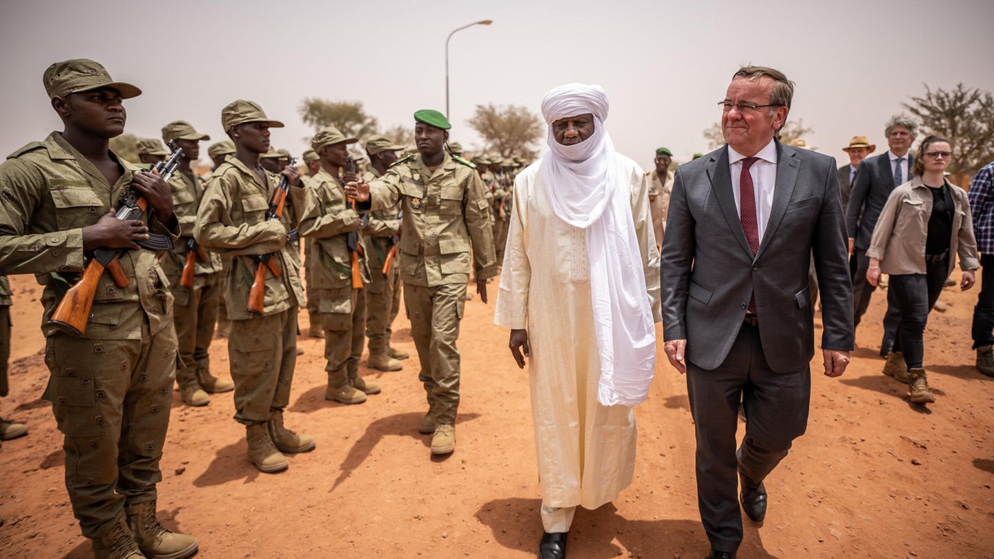 … oder ist auf Antrittsbesuch in Afrika im Niger … 