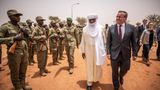 … oder ist auf Antrittsbesuch in Afrika im Niger … 