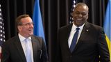 Mitte April trifft der Verteidigungsminister seinen US-Amtskollegen Lloyd Austin (r.) im Zuge der US-geführten Ukraine-Kontaktgruppe auf der US-Airbase Ramstein in Rheinland-Pfalz