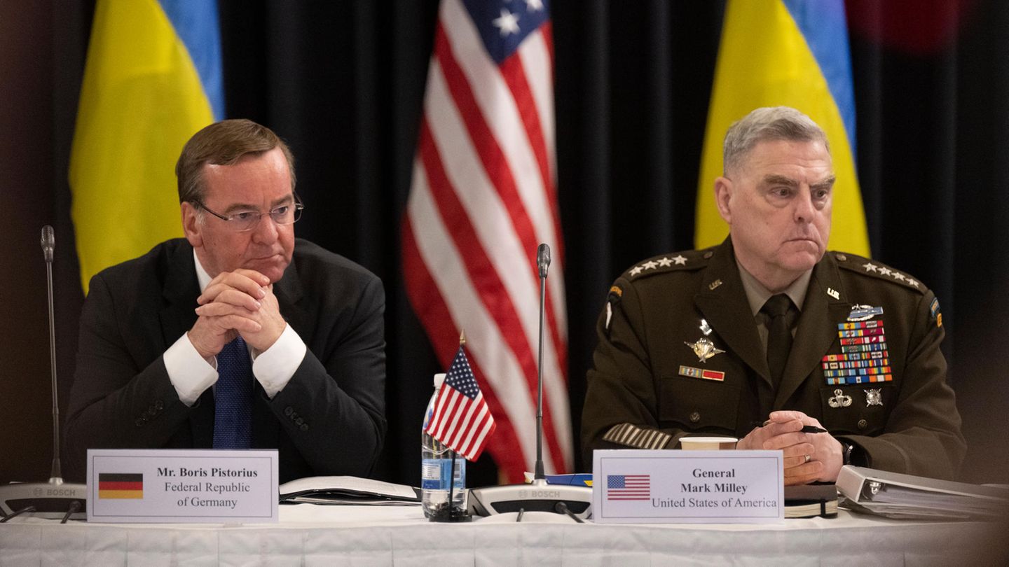"Kaltstart", erstes Kapitel: Am 20. Januar, also einen Tag nach Ablegen seines Amtseids, nimmt Pistorius auf der US-Airbase Ramstein (in Rheinland-Pfalz) an Ukraine-Konferenz teil. Neben ihm: US-General Mark Miller. Seinerzeit nimmt die "Panzer-Koalition" Form an, die der Ukraine westliche Kampfpanzer im Kampf gegen die russischen Invasoren liefern will (und wird). 