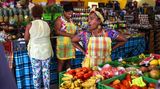 Eine Händlerin auf einem Markt in Martinique