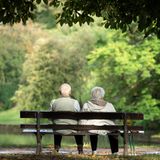 Zwei Rentner sitzen auf einer Bank