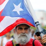 Ein älterer Mann mit einer Flagge von Puerto Rico