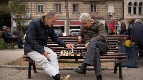 Menschen spielen Schach in einem Park vor dem Nationaltheater von Sofia, Bulgarien