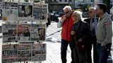 Ältere Männer lesen Zeitungen an einem Kiosk in Athen, Griechenland