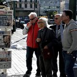 Ältere Männer lesen Zeitungen an einem Kiosk in Athen, Griechenland