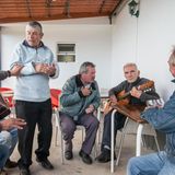 Ältere Männer musizieren zusammen in Portugal