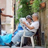 Ältere Menschen auf der Straße in Bolsena, Italien