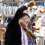 Ältere Frauen machen Sport in Japan