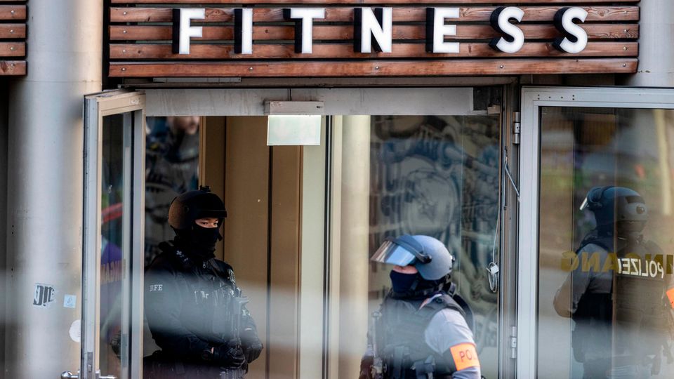Polizisten im Einsatz. Bei einer Attacke in einem Fitnessstudio in der Duisburger Innenstadt Mitte April waren mehrere Personen schwer verletzt worden. 