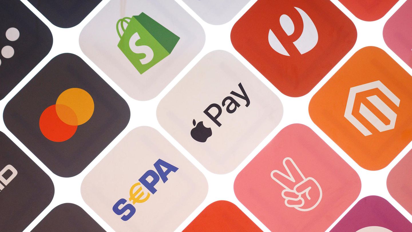 Logos diverser Bezahlmethoden wie Mastercard und Apple Pay