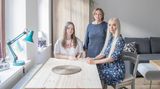Olga Kurlishchuk (41, l.) mit ihrer Mutter Nadiia Kontorikowa (66) und Tochter Yuliia Kurlishchuk (19). Die drei flohen aus Charkiw nach Hanau. "Wenn geschossen wird und du Bomben hörst, denkst du nur noch darüber nach, wie sehr du das Leben schätzt und dass du leben willst", sagt die 41-Jährige.