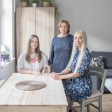 Olga Kurlishchuk (41, l.) mit ihrer Mutter Nadiia Kontorikowa (66) und Tochter Yuliia Kurlishchuk (19). Die drei flohen aus Charkiw nach Hanau. "Wenn geschossen wird und du Bomben hörst, denkst du nur noch darüber nach, wie sehr du das Leben schätzt und dass du leben willst", sagt die 41-Jährige.