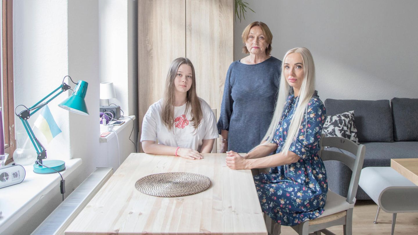"Wenn du Bomben hörst, denkst du nur noch daran, dass du leben willst" Olga Kurlishchuk (41, l.) mit ihrer Mutter Nadiia Kontorikowa (66) und Tochter Yuliia Kurlishchuk (19). Die drei flohen aus Charkiw nach Hanau. "Wenn geschossen wird und du Bomben hörst, denkst du nur noch darüber nach, wie sehr du das Leben schätzt und dass du leben willst", sagt die 41-Jährige.