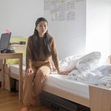 Anna, oder Nok An Kiieu, lebte viele Jahre in Odessa, wo sie als Innenarchitektin arbeitete. Dann überfiel Russland die Ukraine, die 30-Jährige floh über Polen nach Deutschland. "Ich war wie gelähmt (...) und ich wusste, wenn ich nichts unternehme, rutsche ich in eine Depression", erinnert sie sich. Ihre Familie lebt noch in der Ukraine. Annas größter Wunsch: "Ich würde gerne meine Schwester wiedersehen, sie ist meine beste Freundin."