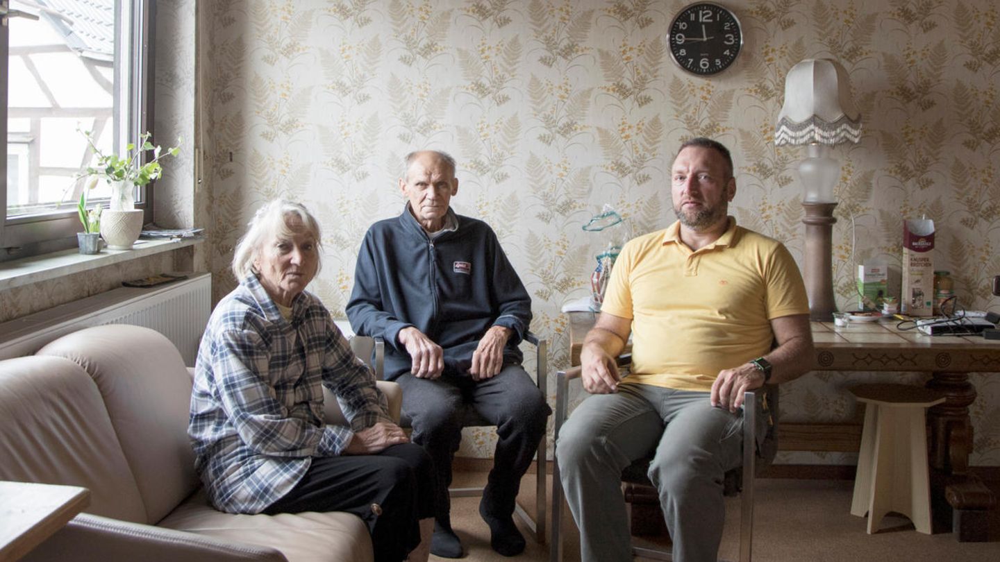 Boris Yevlakhin (47, r.) verdiente in der Ukraine seinen Lebensunterhalt als Bergarbeiter. Er lebt seit ungefähr einem Jahr in der Nähe von Frankfurt und hat seine Mutter Ljuba Yevlahina (75) und seinen Vater Anatoliy Yevlakhin (79) nachgeholt. Ljuba fühlt sich in Deutschland so wohl, dass sie den Rest ihres Lebens hier verbringen möchte. In der Schule hat sie bereits die Sprache gelernt. Boris denkt dagegen wehmütig an seine Zeit in der Ukraine: "Besonders traurig macht mich, dass ich alles verloren habe: meinen Job, meine Freunde und mein Zuhause."