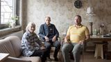 Boris Yevlakhin (47, r.) verdiente in der Ukraine seinen Lebensunterhalt als Bergarbeiter. Er lebt seit ungefähr einem Jahr in der Nähe von Frankfurt und hat seine Mutter Ljuba Yevlahina (75) und seinen Vater Anatoliy Yevlakhin (79) nachgeholt. Ljuba fühlt sich in Deutschland so wohl, dass sie den Rest ihres Lebens hier verbringen möchte. In der Schule hat sie bereits die Sprache gelernt. Boris denkt dagegen wehmütig an seine Zeit in der Ukraine: "Besonders traurig macht mich, dass ich alles verloren habe: meinen Job, meine Freunde und mein Zuhause."